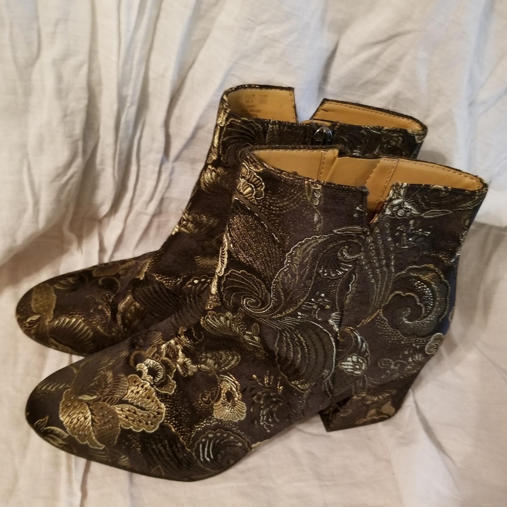 Franco Sarto Sz 9  brocade Cuban-heel booties